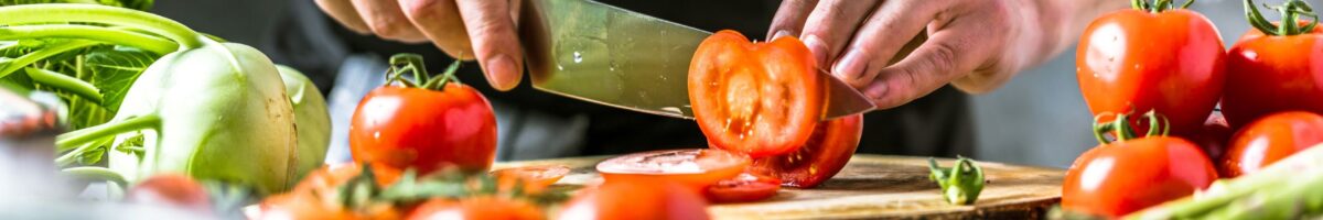 gesundheitszeugnis.de - Gemüse schneiden in Küche