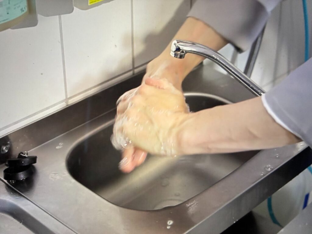 Jemand wäscht sich die Hände. Im Rahmen des Gesundheitszeugnis spielt Hygiene eine große Rolle.